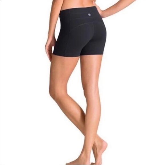 Athleta Kick Booty Yoga Spandex Shorts 